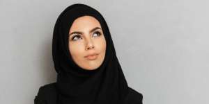 6 Cara Mudah Bikin Winged Eye dengan Eyeliner