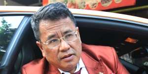 Lihat Ekspresi Hotman Paris Dihadiahkan Berlian oleh Aleta Molly