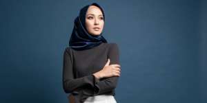 4 Langkah Mudah Bentuk 'Eyeliner Wing' Warna-Warni