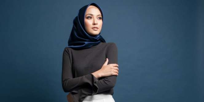 4 Langkah Mudah Bentuk 'Eyeliner Wing' Warna-Warni