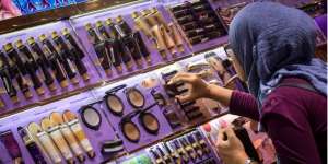 Risih Dibuntuti Pramuniaga, Ide Toko Kosmetik Ini Cemerlang