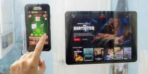 Tirai Kamar Mandi Ini Khusus untuk Si Pecandu Gadget