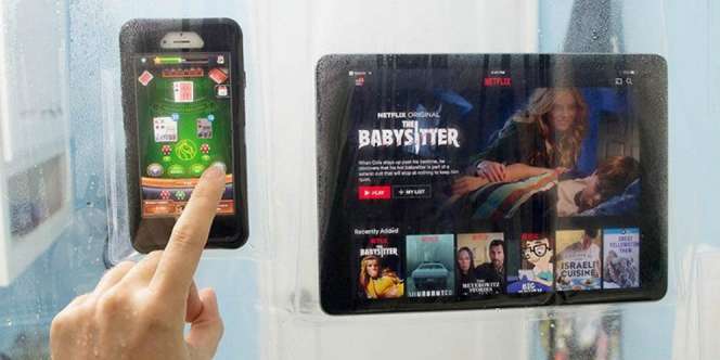 Tirai Kamar Mandi Ini Khusus untuk Si Pecandu Gadget
