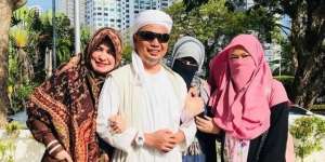 Foto Bareng, Perut Istri ke-3 Ustaz Arifin Ilham Jadi Sorotan
