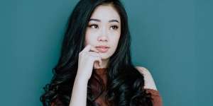 14 Cara Menebalkan Rambut Tipis karena Rontok Secara Alami dan Cepat