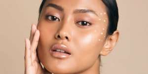Review '18k Lip Shine': Bikin Bibirmu Berkilau nan Glamor