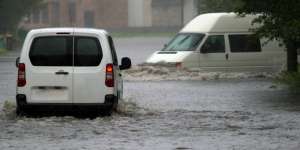 Wajib Dihindari Pemilik Mobil Agar Klaim Asuransi Banjir Bisa Cair
