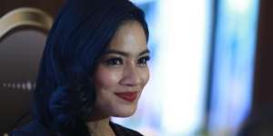 Gaya Fashion Titi Kamal, Elegan dengan Motif Etnik