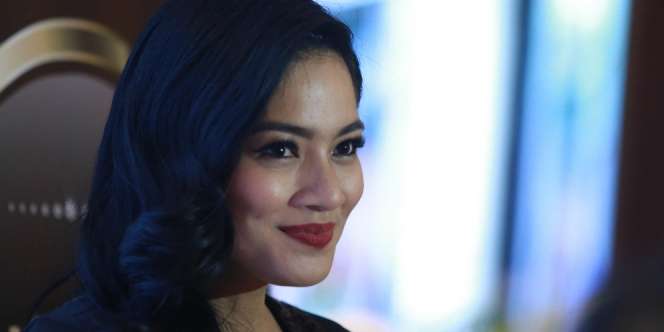 Gaya Fashion Titi Kamal, Elegan dengan Motif Etnik