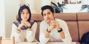 Gaya Hijab Henny Rahman, Istri Zikri Daulay