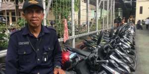 Aksi Satpam SMA 4 Tangsel Parkirkan Motor Sesuai Warna & Merk