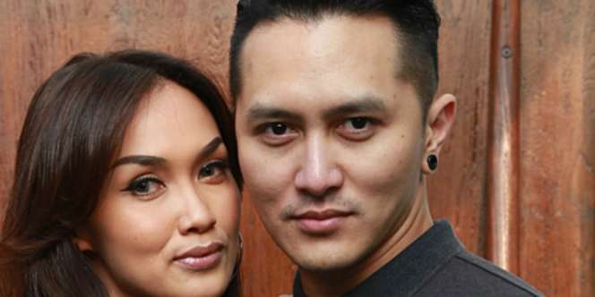 Berduaan di Mobil, Sosok Misterius Muncul di Belakang Istri Demian