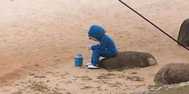 Terduduk Sendiri di Pantai, Kisah Badut Doraemon Ini Bikin Menangis