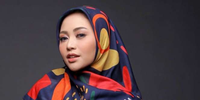 Gaya Busana Minimalis ala Rachel Vennya