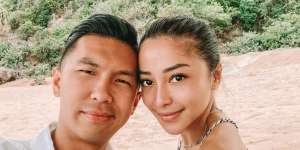 Sentuhan Klasik di Gaya Busana Nikita Willy dan Kekasih