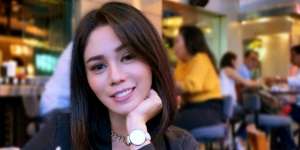 Mengenang Gaya Fashion Saphira Indah, Simpel dan Elegan