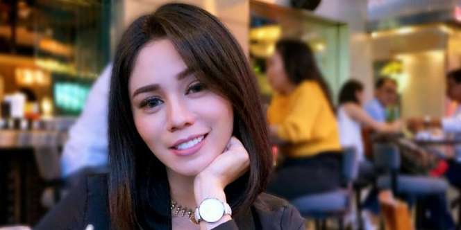 Mengenang Gaya Fashion Saphira Indah, Simpel dan Elegan