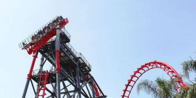 Rollercoaster Macet, Penumpang Tergantung dalam Posisi Terbalik