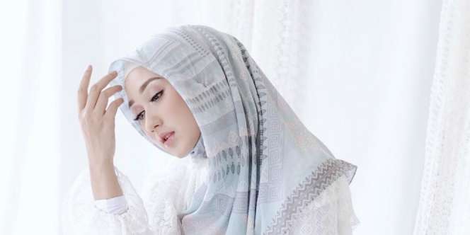 Inspirasi Bridesmaid-look dengan Peplum Top Dian Pelangi