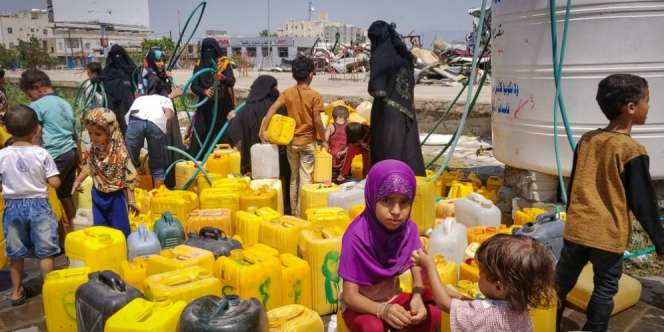 Terjebak Perang, Warga Yaman Makan Sampah