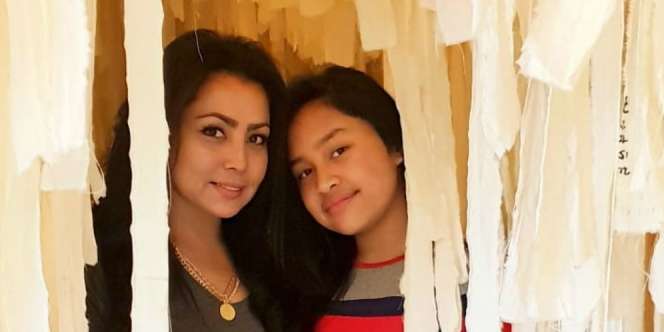 Mayangsari dan Putrinya Kompak Pamer Sepatu, Harganya Bikin Pegal
