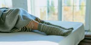 Ingin Tidur Nyenyak? Cobalah Pakai Kaus Kaki