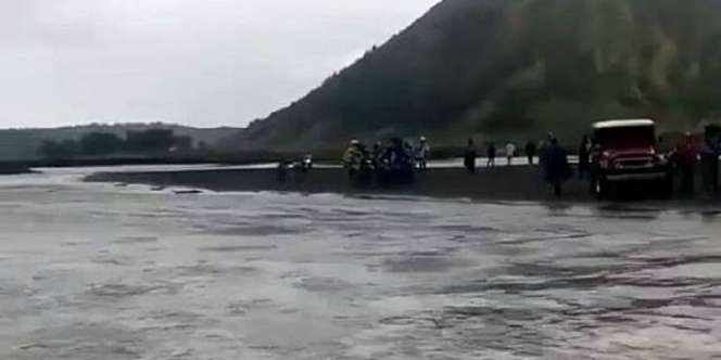 Viral, Lautan Pasir Gunung Bromo Berubah Menjadi 'Sungai'