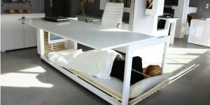 Meja Kerja Ini Bisa Diubah Jadi Tempat Tidur