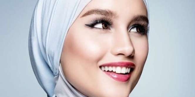 Cinta Laura Pakai Hijab, Auranya Bikin Terpana