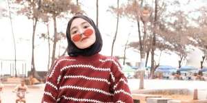 Padu Padan Hijab dengan Sweater di Musim Hujan