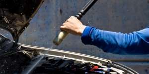 Cuci Ruang Mesin Mobil Pakai Air Tekanan Tinggi, Aman?