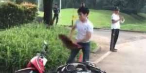 Viral! Ditilang Polisi, Pemuda Ngamuk Rusak Motor Sendiri