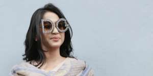 Dewi Perssik Foto Bareng Mertua, Warganet Salah Fokus ke Bagian
