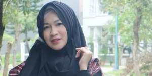 Okie Agustina Berduka, Ini Penyebab Ibunda Meninggal Dunia