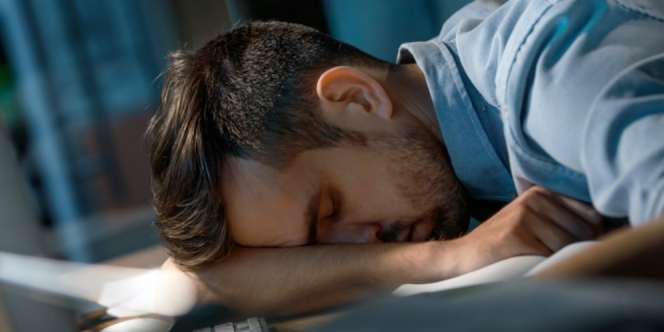 Potret Warga Shibuya yang Tidur di Sembarang Tempat