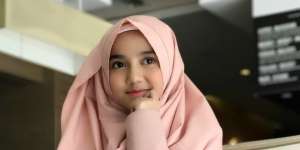 Intip Busana Traveling Putri Ustaz Yusuf Mansur yang Kece