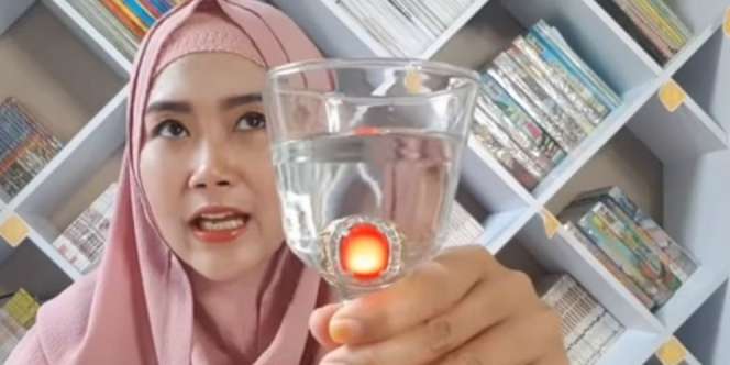 Bu Dendy Buktikan Kelebihan Cincin Mirah Delima Seperti Milik Ahok