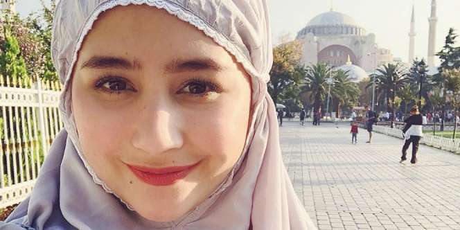 Ikut Kajian Agama, Prilly Latuconsina Tampil Adem Berhijab Syar'i