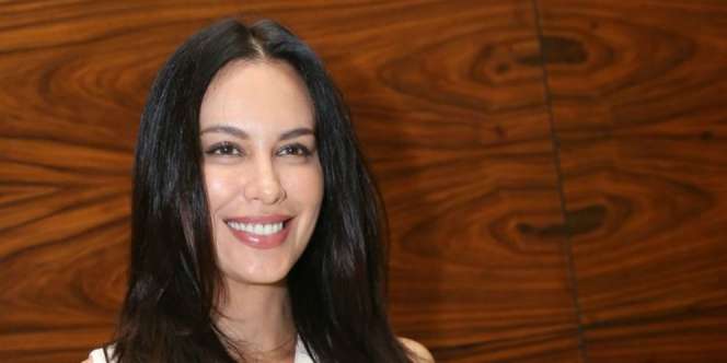 Heboh Foto Sophia Latjuba di Kolam Renang