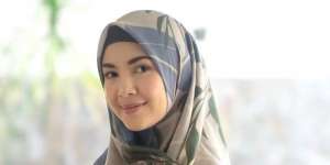 Gaya Liburan Ratna Galih, Super Trendy!