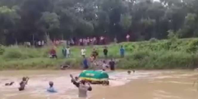 Warga Gresik Seberangi Sungai Demi Makamkan Jenazah