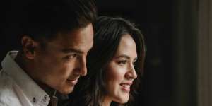 Beredar Foto Raisa Menggendong Bayi Ditemani Hamish Daud