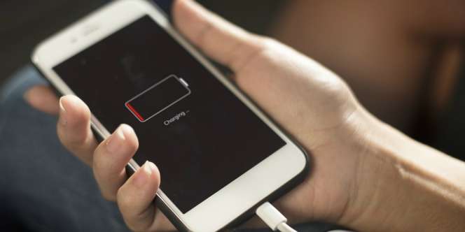 Isi Baterai Ponsel di Mobil Bikin Aki Cepat Rusak?
