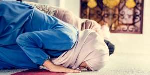 Tak Semua Ujung Jari Kaki Menempel Saat Sujud, Sahkah?