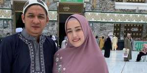 Tampil Bercadar, Istri Pasha Ungu Banjir Doa