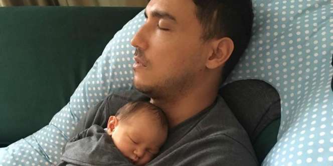 Hamish Daud Lakukan 'Gendong Kangguru', Ini Manfaatnya