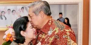 Usapan Sayang Tangan SBY di Kening Ani Yudhoyono