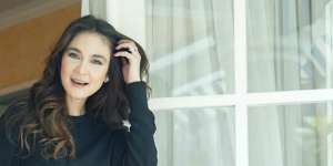 Luna Maya Pakai Dress Seharga Motor, Kece Mana Dibanding Syahrini?