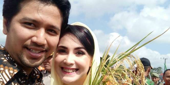 Gaya Polos Arumi Bachsin di Perpisahan Ibu-ibu PKK Trenggalek