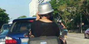 Viral! Wanita Pakai Panci Rice Cooker untuk Helm
